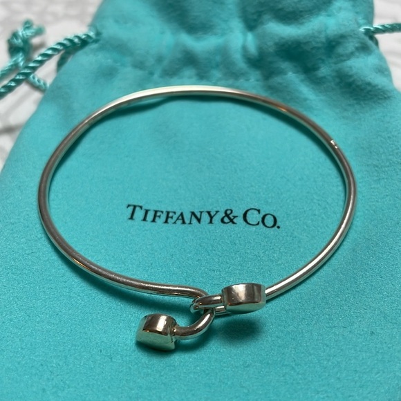 Tiffany & Co Vintage Interlocking Hearts Bangle - Picture 4 of 12